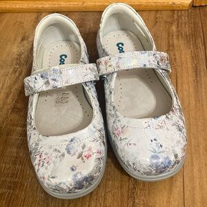 Cosy feet paradise silver floral nursing shoes 
Size 5.5